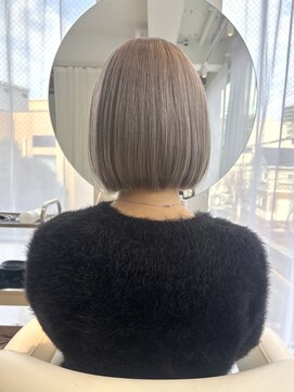 ハイトーンミルクティーベージュ×顎ラインボブ