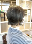 切りっぱなしボブ　グレージュ　レイヤーボブ　ハイトーン