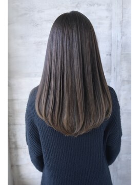 グリン 栄(grin) 後ろ姿も美しく　by橋本圭司