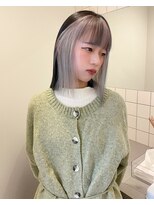 チーカ(chica)&nbsp;インナーカラー/イヤリングカラー/ホワイトブロンド/外ハネボブ