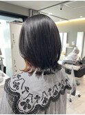"顔まわりのレイヤーが可愛い"ミディアムボブ