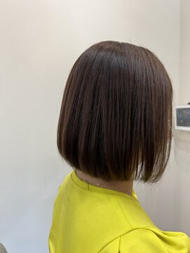 リノショアーズ 元町店(RINOSHORES) 大人可愛い前下がりマッシュショートボブエモージュ白髪ぼかし