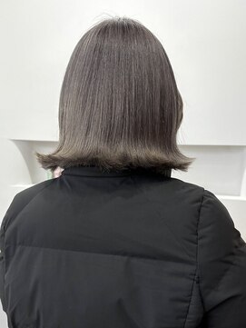 アム(am) グレージュ切りっぱなしボブ前髪ありミニボブミルクティベージュ