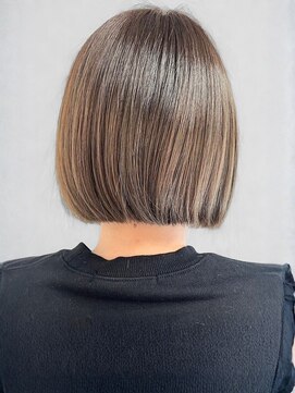 ロカ バイ ティアトロ ヘア サロン(ROCA by teatro hair salon) 切りっぱなしボブ ハイライト ボブ シアーベージュ 美髪 30代