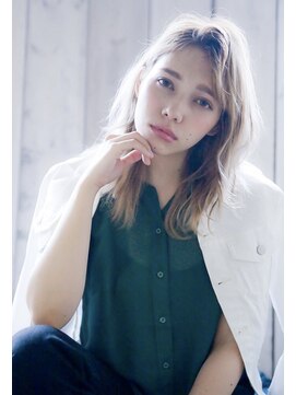 シエナ 渋谷(Siena) プラチナベージュ×かき上げバング