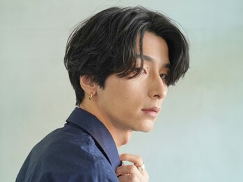 バイフィフス 天神大名(by fifth)の写真/ワンカールで自然な毛流れになる【ニュアンスパーマ×センターパート】で清潔感のある大人男子に＊[天神]
