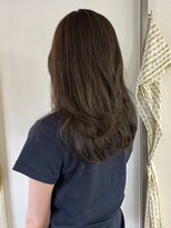 タヴィ(Tavi)&nbsp;オリーブベージュのロングレイヤースタイル/レイヤーカット