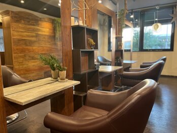 ヘヤーアンドメイク ニューヨーク ニューヨーク(Hair&Make NEWYORK NEWYORK)の写真/【初めてでも緊張しない空間♪】可愛い小物が溢れる店内は思わず笑顔がこぼれる和やかな雰囲気のサロン☆