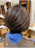 ハイライトで柔らかく大人っぽいショートボブ40代50代60代