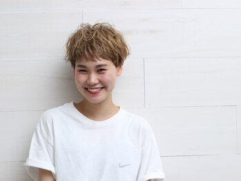 ハグ(HUG)の写真/横顔も可愛くなれるのがショートヘアの魅力☆すっきりしたシルエットで顔周りをキレイに見せて。