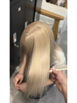 ココモ(KOKOMO) 【 NINA 】ホワイトブロンド