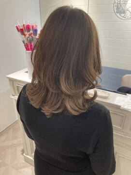 大人気髪型くびれレイヤーウルフミディアム30代40代ヘア丸顔面長