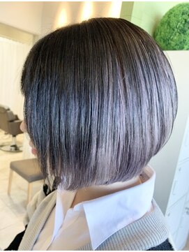 アンダートゥリールーツ(UNDER TREE ROOTS) イルミナカラー×ショートボブ