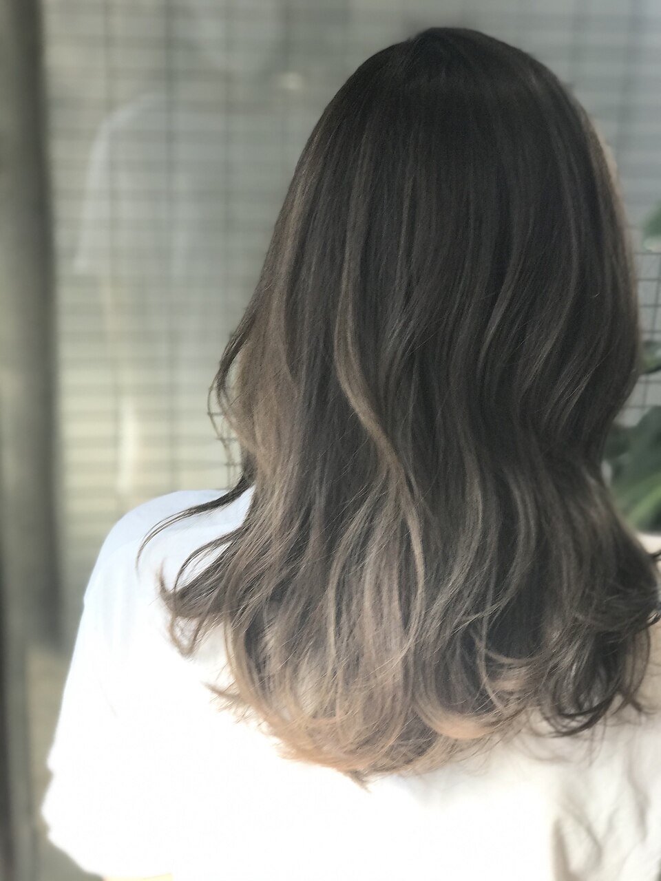 毛先にかけてグラデーションカラー（プラチナアッシュ）：L082970996