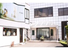 プライム 八王子(PRIME)の雰囲気（店舗正面には、四季折々のお花を活けてお出迎え♪）