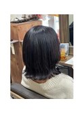 暗めのラベンダーブラウン×外ハネ切りっぱなしボブ