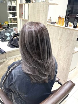 ラヴリア クルメ(LOVERIA KURUME) 白髪を活かすバレイヤージュ