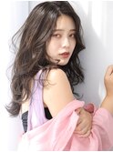 知的ムード漂うロングヘア