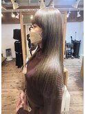 自然なストレート感のあるロングヘアー
