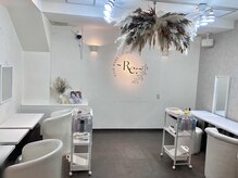 アールイー(Re:)の雰囲気（白を貴重とした癒しのある空間を…壁には当店のロゴを♪）