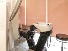 ハピネ(happine..)の雰囲気（リラックスできる半個室のシャンプースペースをご用意してます☆）