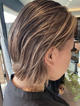 クブヘアー(kubu hair)の写真/日常の中に"少しの遊び心"を。白髪を活かすハイライトで、伸びてきた白髪も馴染みやすいデザインが人気◎