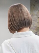 ソル ジングウマエ(SOL JINGUMAE) タッセルボブ切りっぱなしボブミルクティーベージュ外ハネボブ