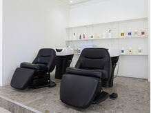 リアン(Lien)の雰囲気（半個室のセット面。シャンプーはフルフラットタイプ。）
