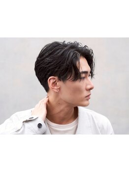 《乾かすだけで毛流れを》センターパートと相性抜群のニュアンスパーマは、スタイリングも時短◎[渋谷]