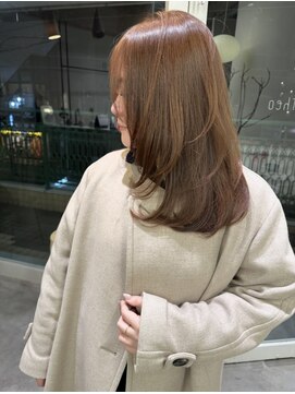 テオ(Theo) 柔らかさが引き立つ明るめブラウンベージュ×レイヤーヘア