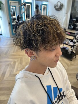 フィッティ 横須賀中央店(fiti) ツイストスパイラル ハイライト束感カット