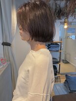 キチ(kichi.)&nbsp;[kichi.] くすみベージュ×前上がりボブ