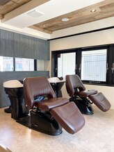 業界最上級のYUMEシャンプー台完備。スパニストによる独自の酵素スパで美髪の土台を創る。