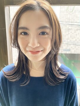 アム(amu) 外ハネミディアム/くすみベージュ/ミディアムレイヤー/癖毛