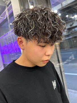 エルマーク 梅田(L-MARK) メッシュハイライトスパイラルパーマツイストパーマツーブロック