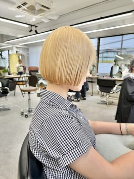 ヒビヲ(HIBIO) ショートボブ切りっぱなしボブタッセルボブミルクティーベージュ