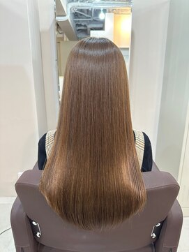 カミエ(kamie) ツヤ感たっぷりのロングブラウン×上質なカット