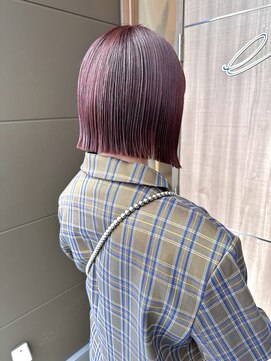 エム バイ ブローチェ(em by BROCHE) ブリーチなしピンク　×  切りっぱなし外ハネボブ【暖色カラー】