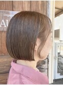肌馴染みの良いベージュカラーボブ