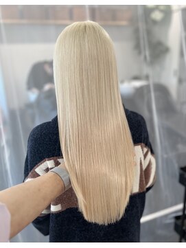 ナナ(NANA) ホワイト/ブロンド/ブリーチ/カラー/顔周りカット