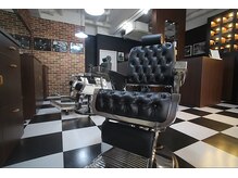 フランクスチョップショップキョウト(FRANK'S CHOP SHOP kyoto)の雰囲気（チェッカー柄の床やヴィンテージ感のるインテリアがCOOL）