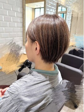 カーラ(Cara) 30代/40代/50代 白髪ぼかしカラー × ショートスタイル