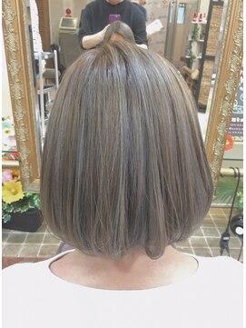 ヘアーラウンジトリップ(hair lounge TRiP) 細めグレージュハイライトで大人こなれ感、前下がりボブ