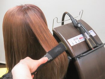 ホーリーモーリー(HOLY MOLY)の写真/くせ毛でお困りの方へ！スチームアイロンを使用しながら施術！！うねりを抑える「髪に優しい縮毛矯正」♪