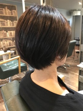 ヘアーデザイン ディードット(Hair design D.) 襟足重めなショートボブ