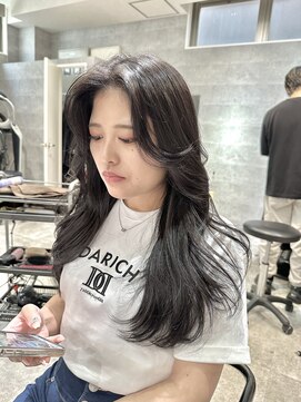 アンダーバーホワイト(_WHITE) ダークグレー レイヤースタイル 韓国ヘア