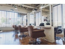 カットウェルズ粟殿店(Cut Well's smile&peace)の雰囲気（広々とした店内でゆっくりおくつろぎください！）