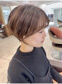 暗めベージュの耳掛けマッシュショート