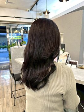 大人の艶を引き出すダークブラウン×巻き髪ロング