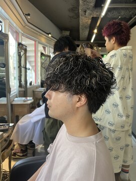 アイズ 海老名(AIZU) 波巻きスパイラルパーマ　ホワイトハイライト　メンズパーマ
